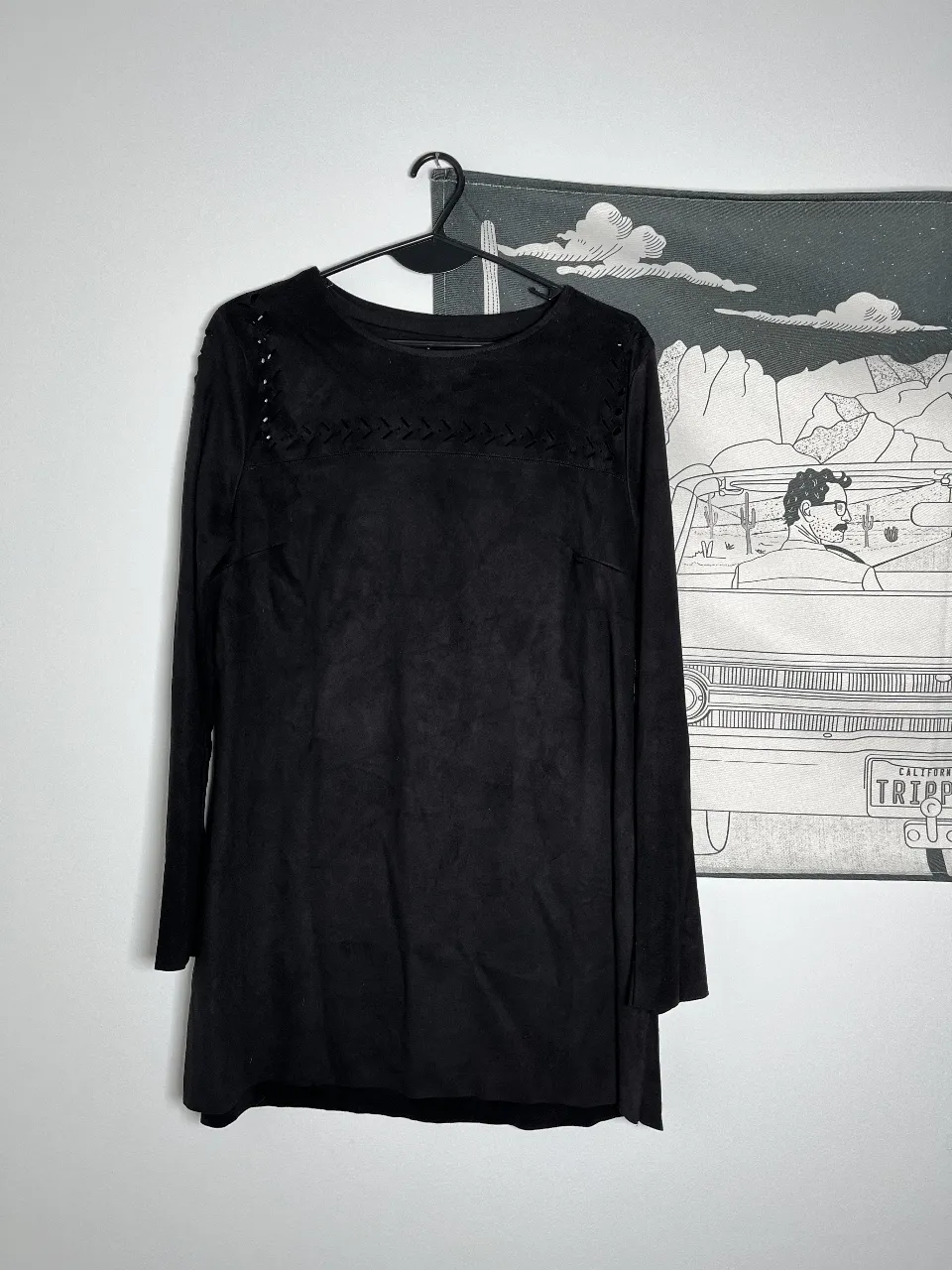 Vestido negro de manga larga, con detalles en el cuello y brazos. Ideal para una salida o evento especial.