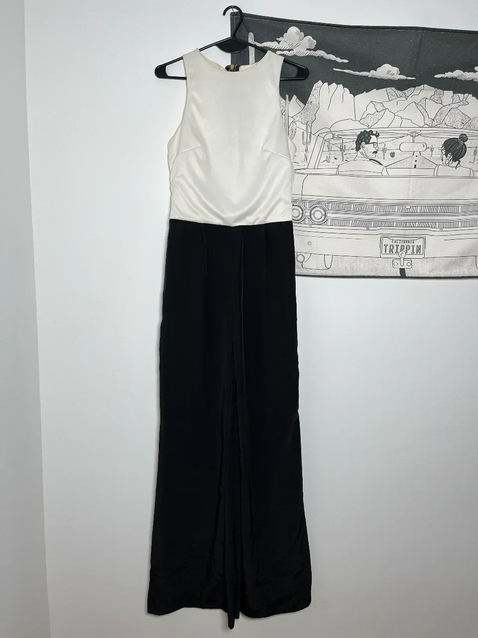 Mono largo de mujer, elegante y sofisticado. La parte superior es de color blanco, mientras que la parte inferior es negra. Ideal para eventos formales o salidas nocturnas.