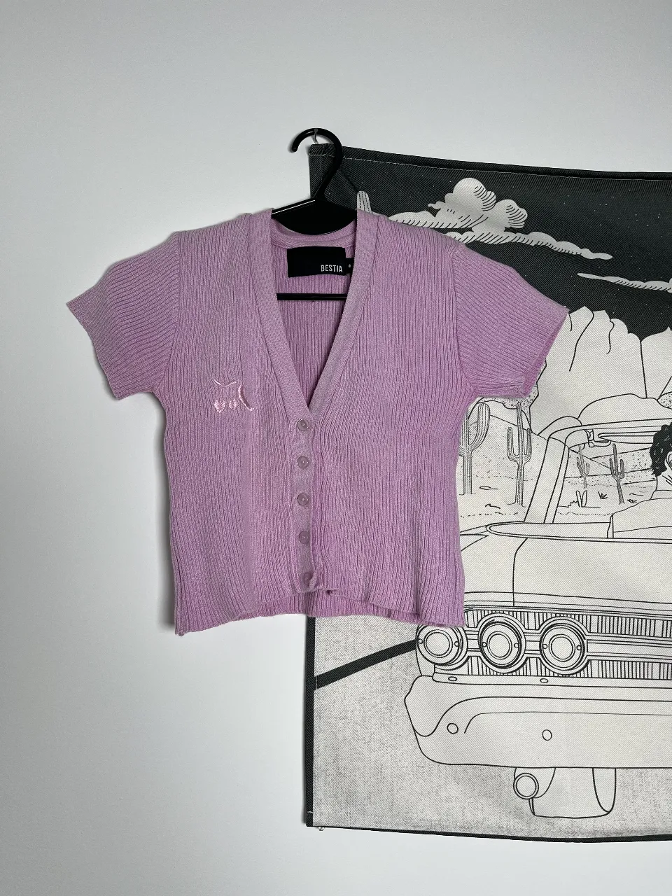 Cardigan de punto en color lila con detalle bordado. Ideal para un look casual y femenino.