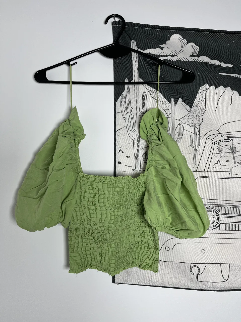 Top verde con mangas abullonadas y detalle fruncido. Ideal para un look fresco y moderno. Perfecto para combinar con jeans o faldas.
