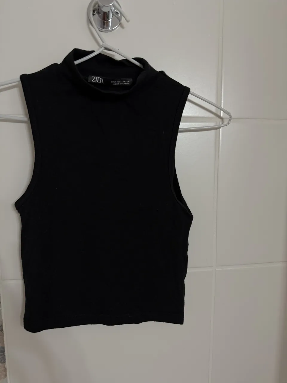 Musculosa negra con cuello alto.