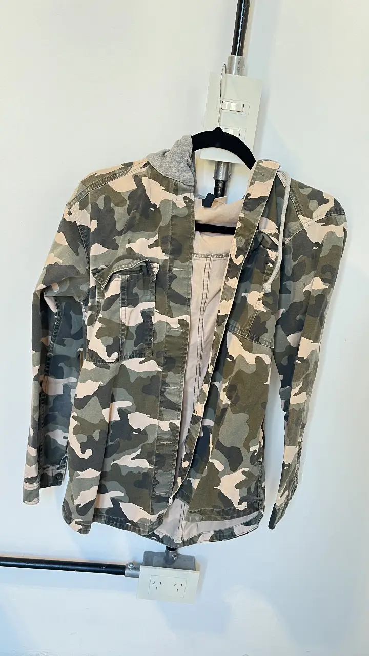 Campera con capucha de camuflaje para mujer, de la marca H&M Divided. Talle 4 US. Ideal para un look casual y urbano.