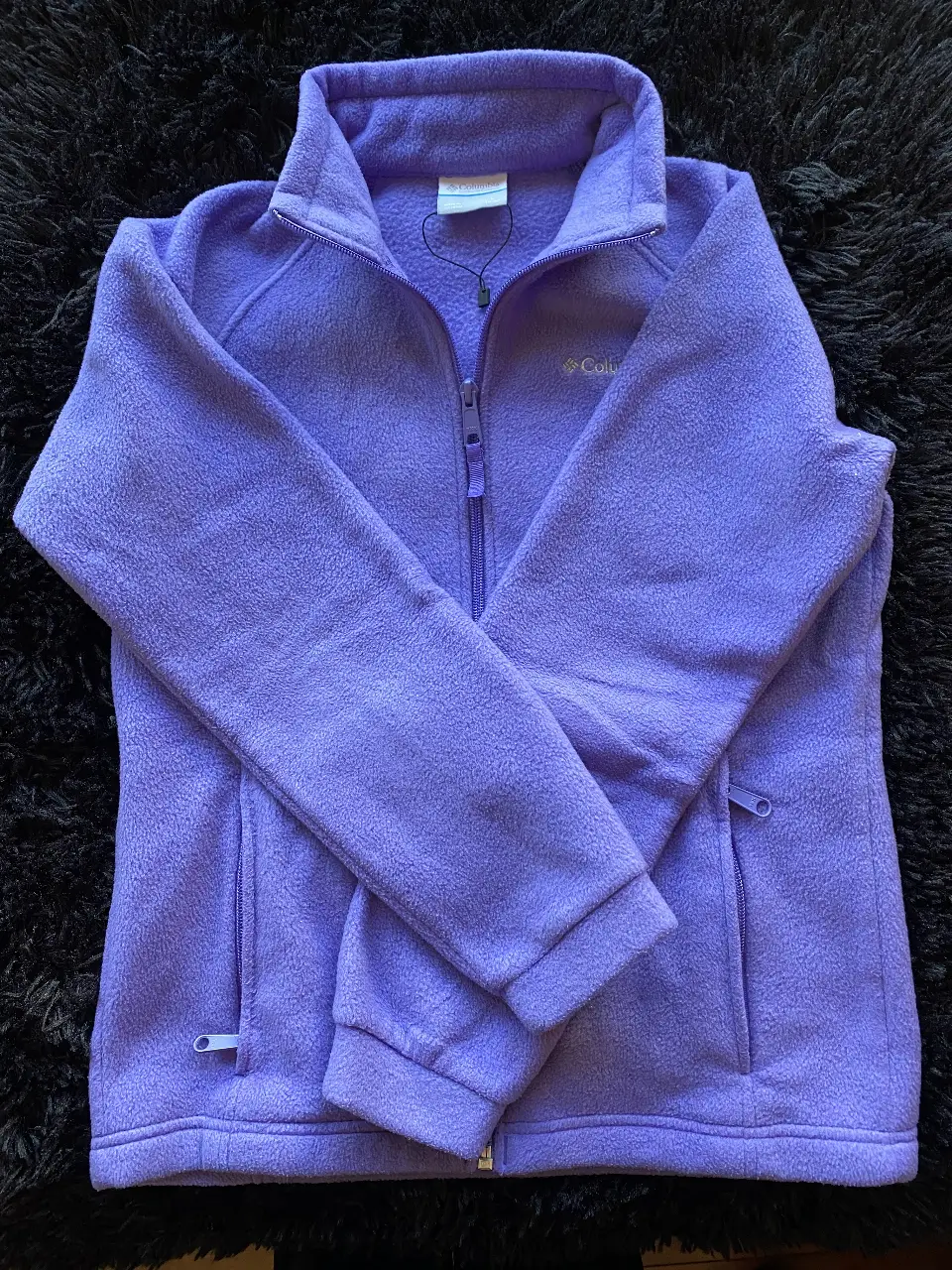 Buzo con cierre Columbia de polar, color violeta. Talle L (14/16). Ideal para el frío, cómodo y abrigado.