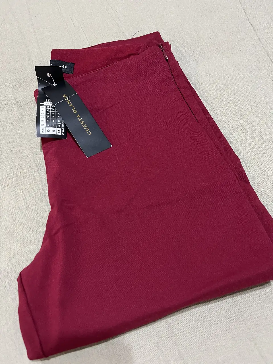 Pantalón de bengalina de mujer, color bordó, con etiqueta de la marca Cuesta Blanca. Talle 44. Ideal para un look elegante y sofisticado.