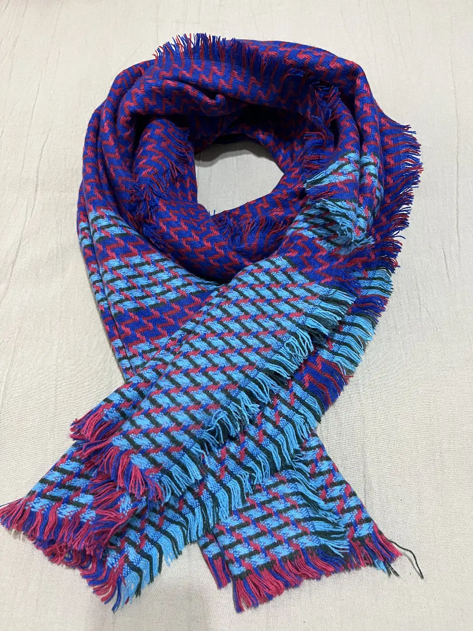 Bufandon con estampado geométrico en tonos azul y rojo. Ideal para agregar un toque de color y estilo. 