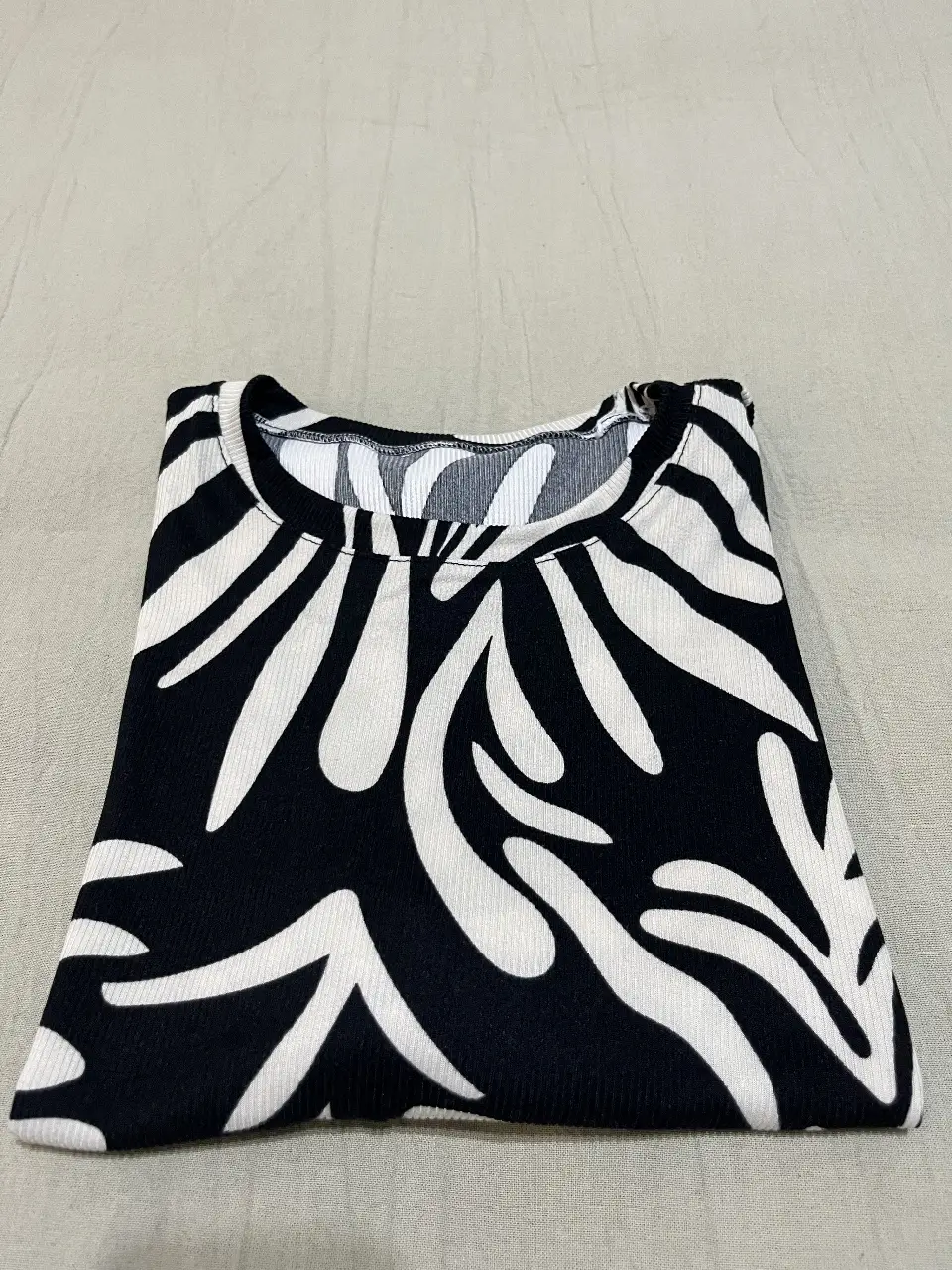 Remera de manga corta de Morley con estampado de hojas en beige/natural y negro. Ideal para un look casual y moderno.