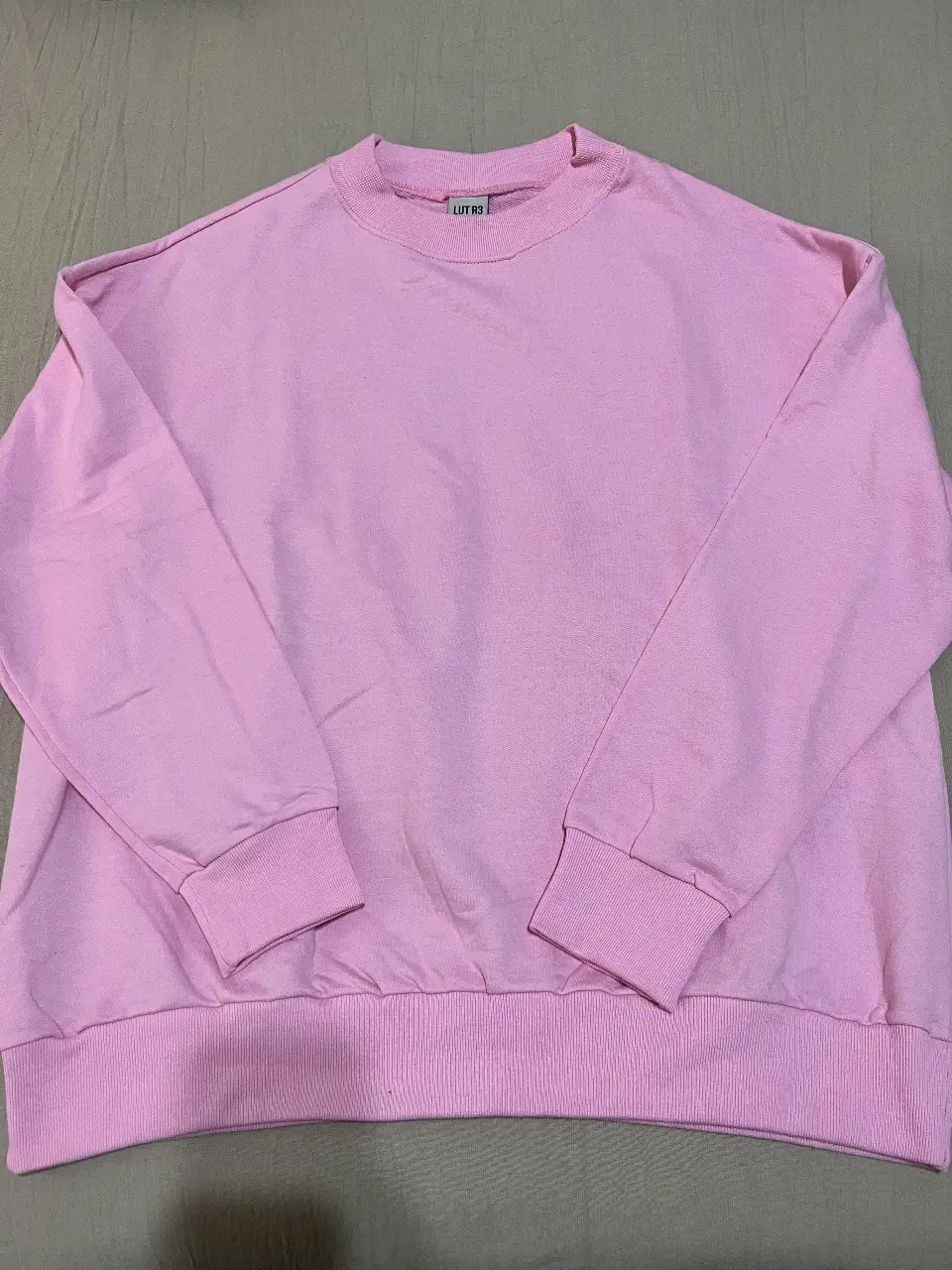 Buzo de cuello redondo en color rosa, ideal para un look casual y cómodo. Confeccionado en algodón rústico, este buzo es perfecto para el día a día. 