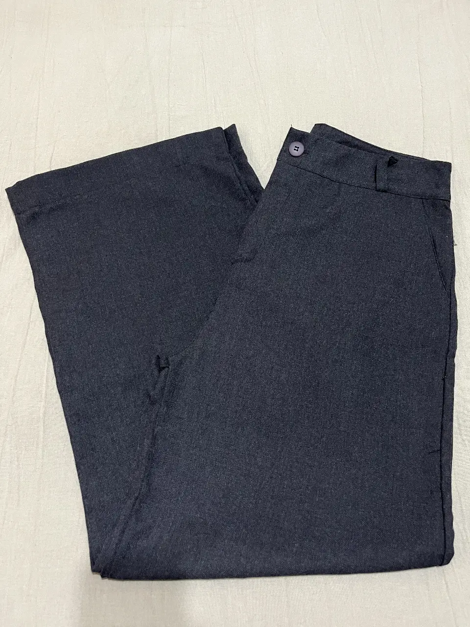 Pantalón sastrero de mujer, color gris oscuro, bota manga ancha y tiro alto/medio. Ideal para un look formal o de oficina.