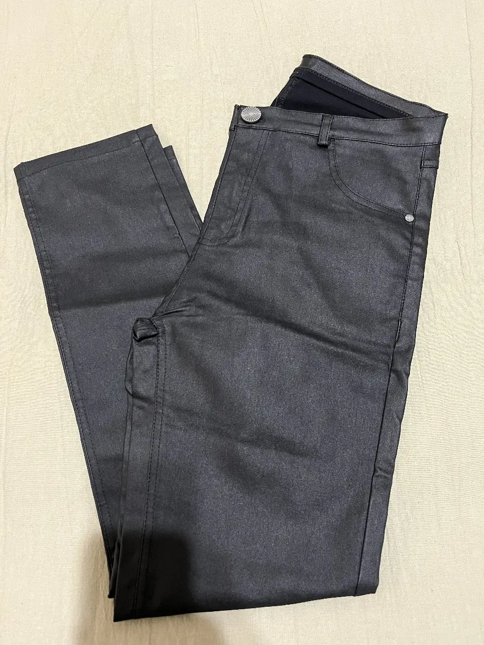 Pantalón engomado negro, chupin. Ideal para looks de noche 