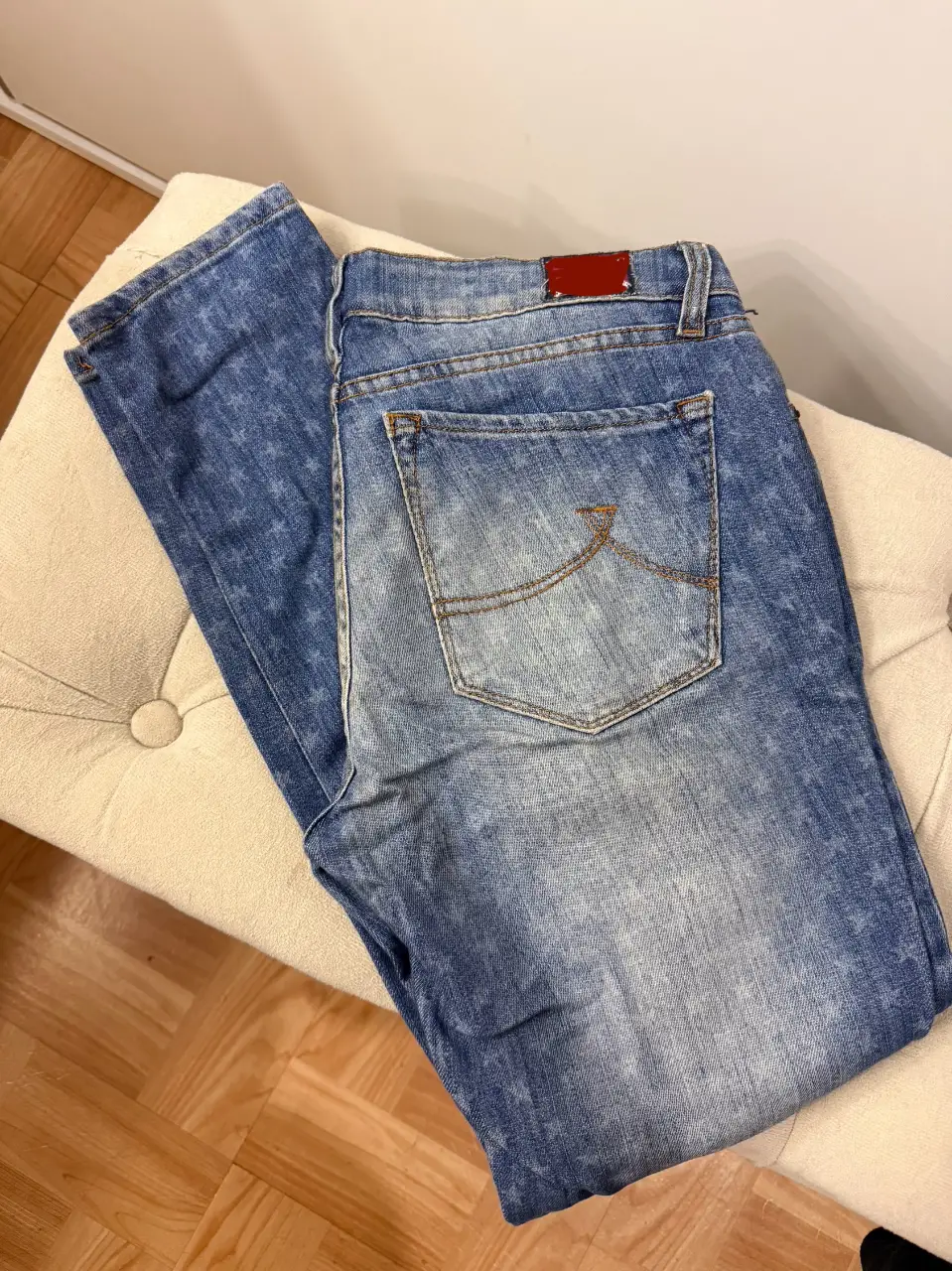 Jeans de mujer, corte recto, con efecto gastado y detalles de estrellas. Marca John L. Cook Denim.