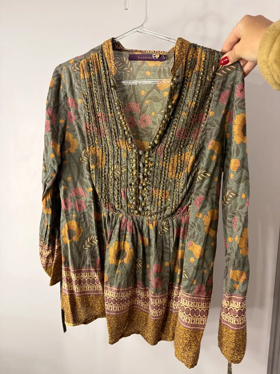 Blusa estampada de la marca Rapsodia, con detalles bordados y botones. Estilo boho, ideal para un look casual y con onda.