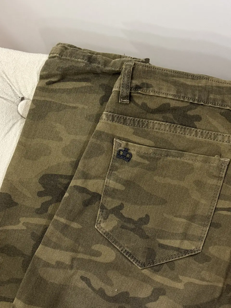 Jeans de mujer con estampado camuflado en tonos verdes y marrones. Talle 30. Marca Paula Cahen D'Anvers.