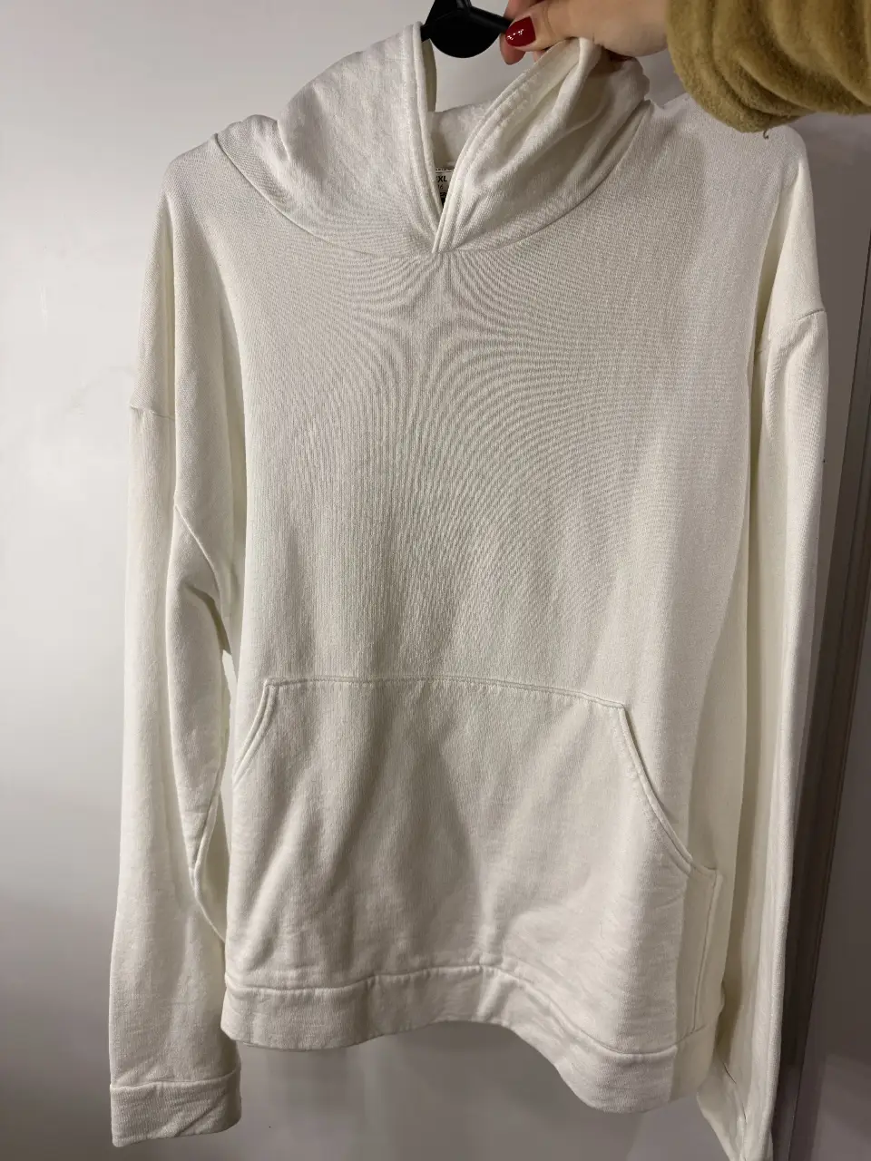 Buzo canguro blanco frizado, ideal para un look casual y cómodo. Confeccionado en tela suave y con capucha, perfecto para el día a día. 1 solo uso. 