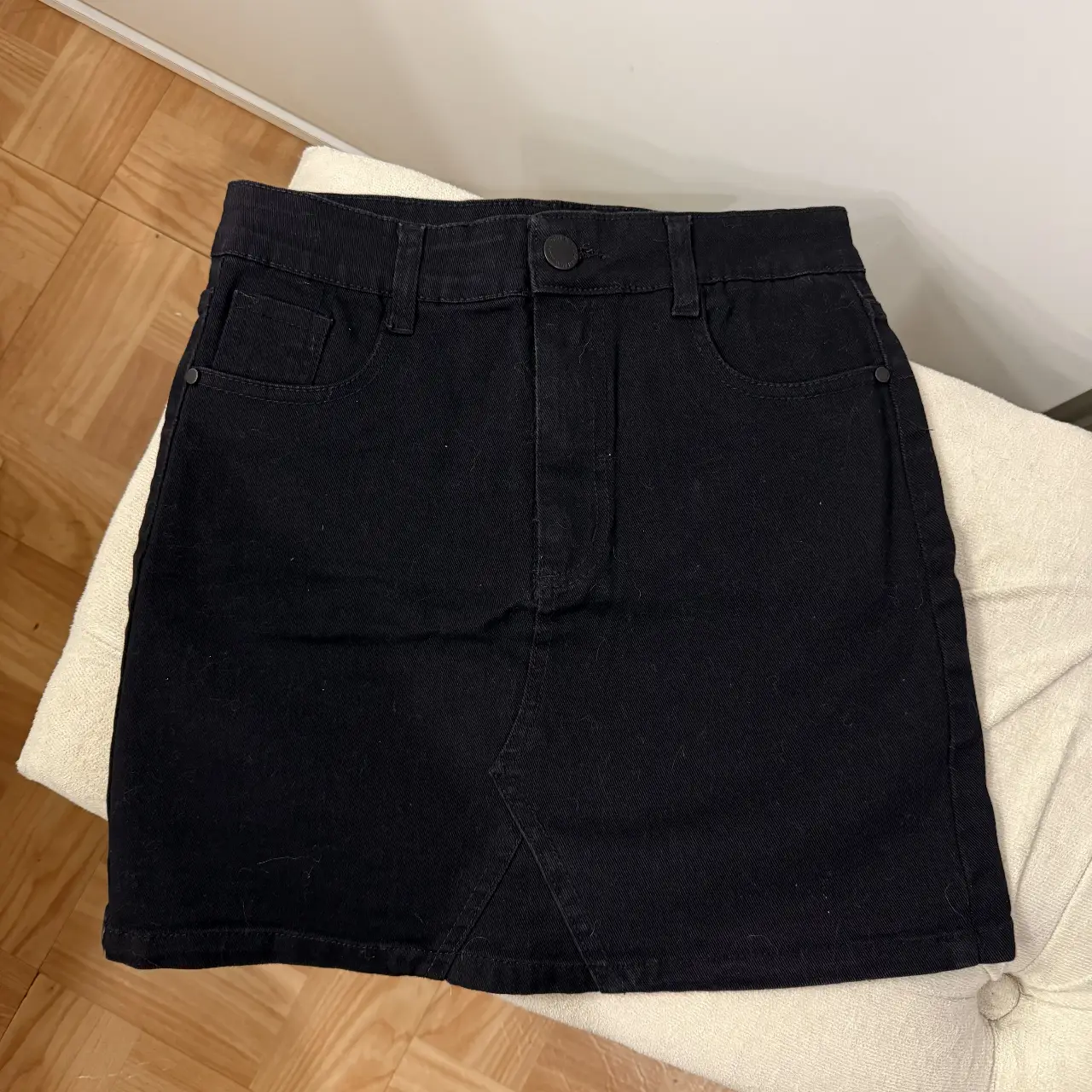 Minifalda de jean negra de la marca MUAA, ideal para un look casual y moderno. Perfecta para combinar con diferentes tops y calzado. TALLE 28/44 (de muaa, equivale a un 38)