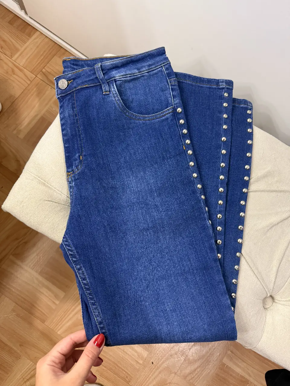 Jeans de mujer azul con detalles de tachas plateadas en los laterales. Tiro medio y corte recto. Ideal para un look casual y moderno. Muy cómodo. TALLE 42