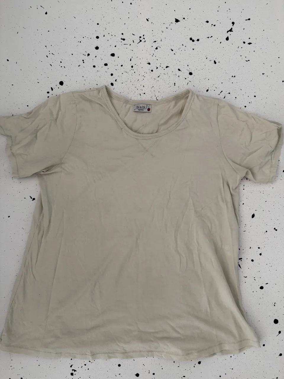 Remera A ≠ - Vista 2