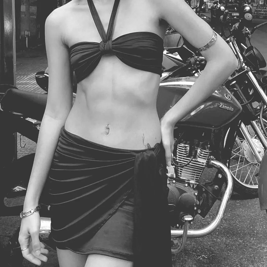 Mini falda negra con detalle de lazo. Ideal para un look canchero. tiene un solo uso.