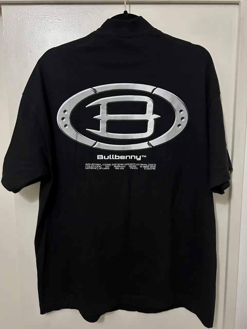 Remera negra de cuello rib talle 2 (aprox M) con estampado de la marca Bullbenny. Ideal para un look streetwear.