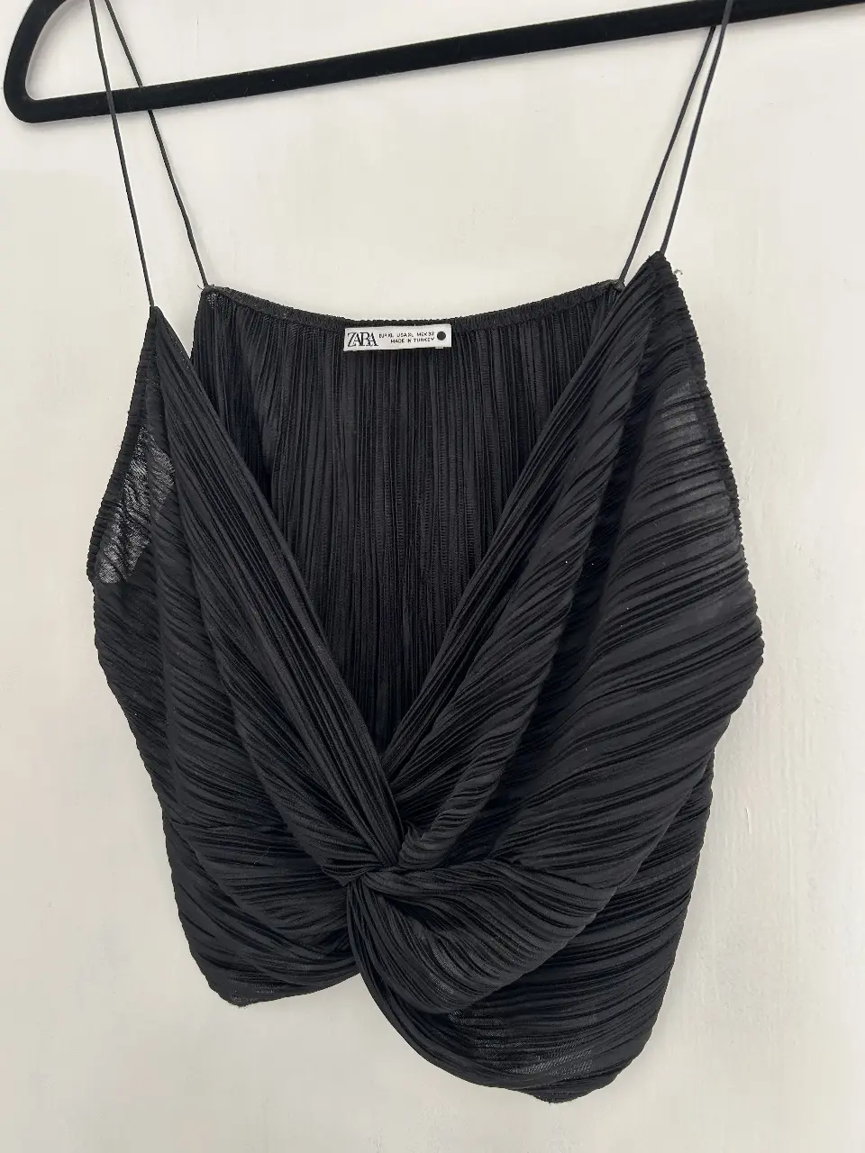 Top tirantes negro plisado con detalle de nudo en la parte delantera. Ideal para looks de fiesta o salidas.