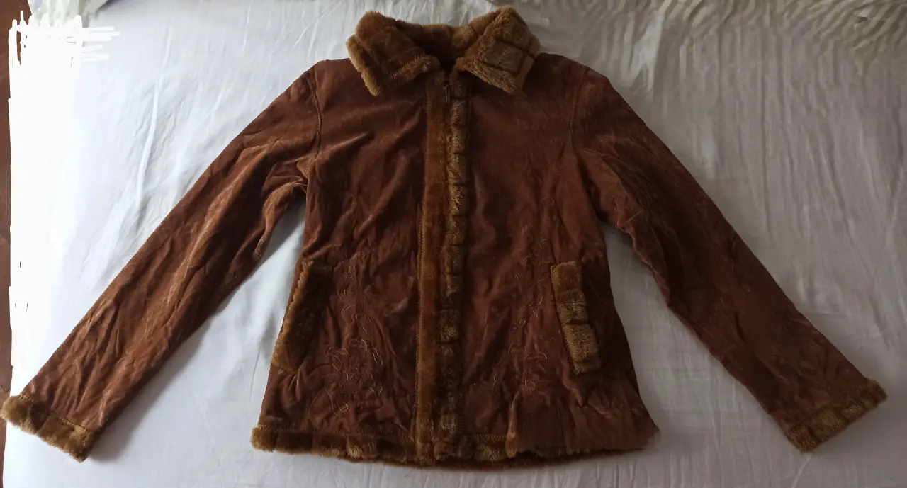 campera simil gamuza. medidas: largo 61cm, busto 51cm, sisa 24cm, cadera 51cm