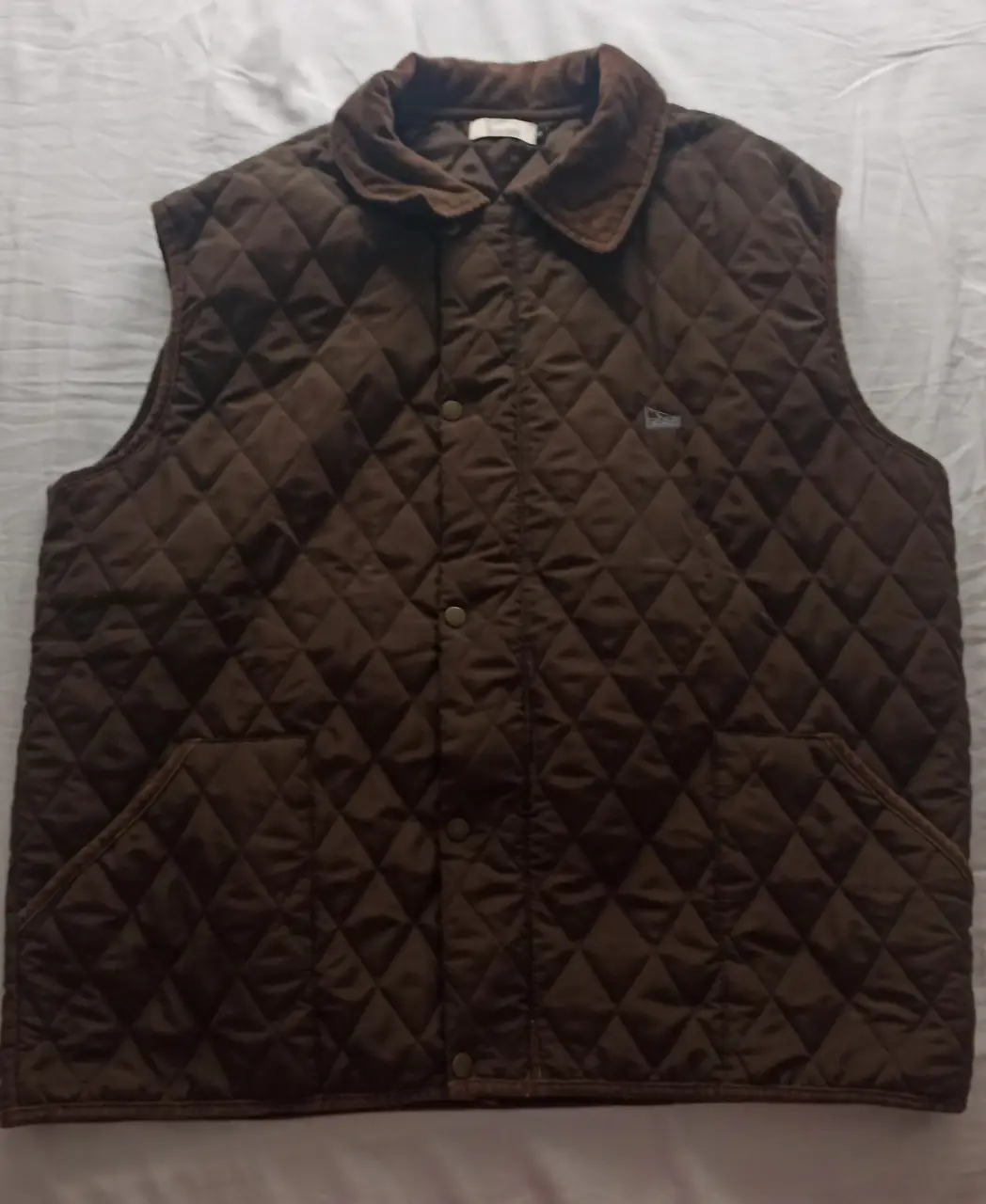 chaleco la tranquera talle 5, con detalle en cuello, el corderoy tiene otro color pero la tela no esta desgastada (ver foto). medidas: largo 71cm, sisa 25cm, ancho 67cm