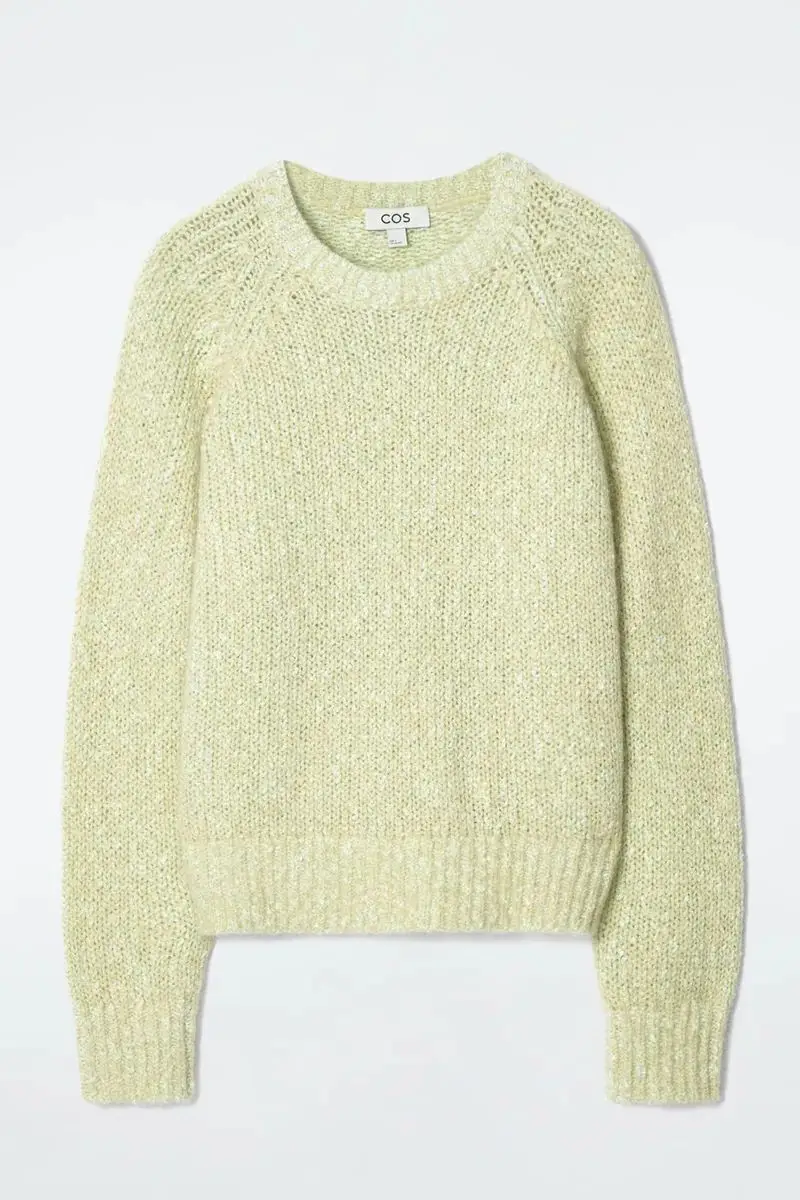 Sweater de punto grueso en color verde claro. Cuello redondo y mangas raglán. Ideal para un look casual y cómodo.