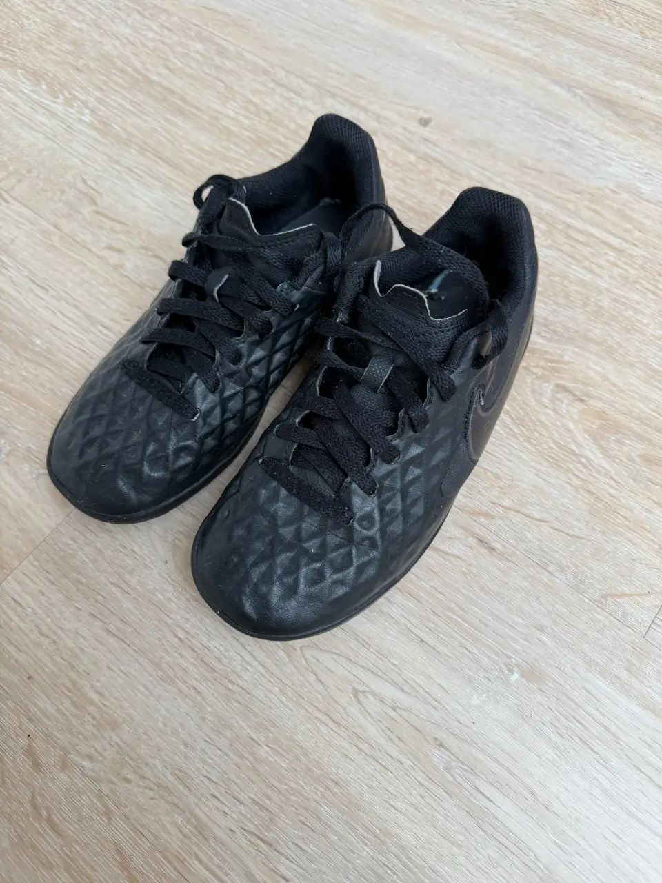 Zapatillas de fútbol Nike Tiempo, color negro, talle 13.5C. Ideales para niños.