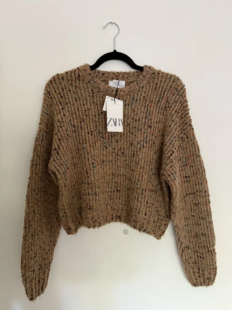 Sweater de tejido grueso con detalles multicolores. Ideal para un look casual y abrigado en otoño/invierno. Marca Zara.