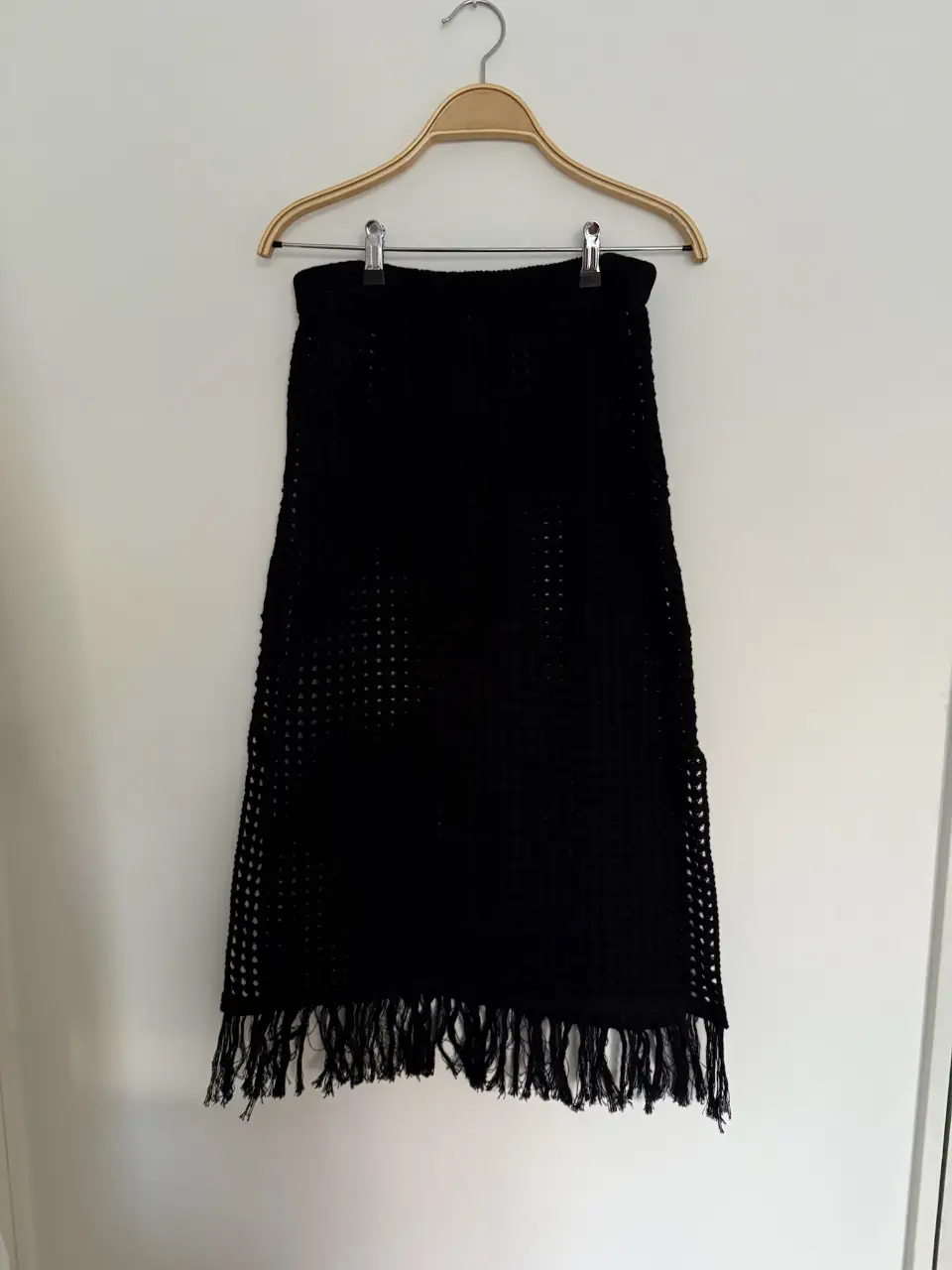 Pollera larga de red negra con flecos en el bajo. Ideal para un look bohemio y canchero.