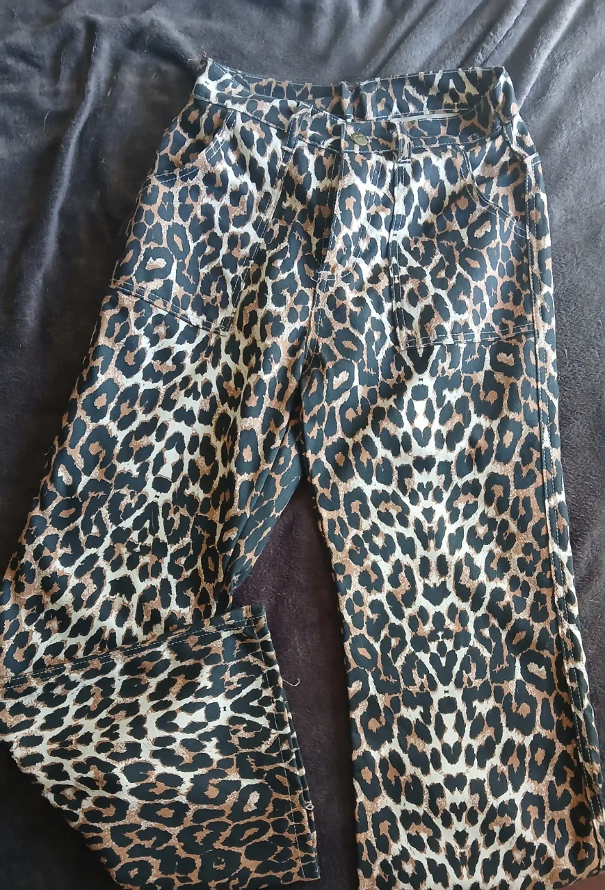 Jean tiro alto con estampa de leopardo. Modelo ancho, ideal para un look canchero y moderno. Perfecto para combinar con tops o remeras básicas.