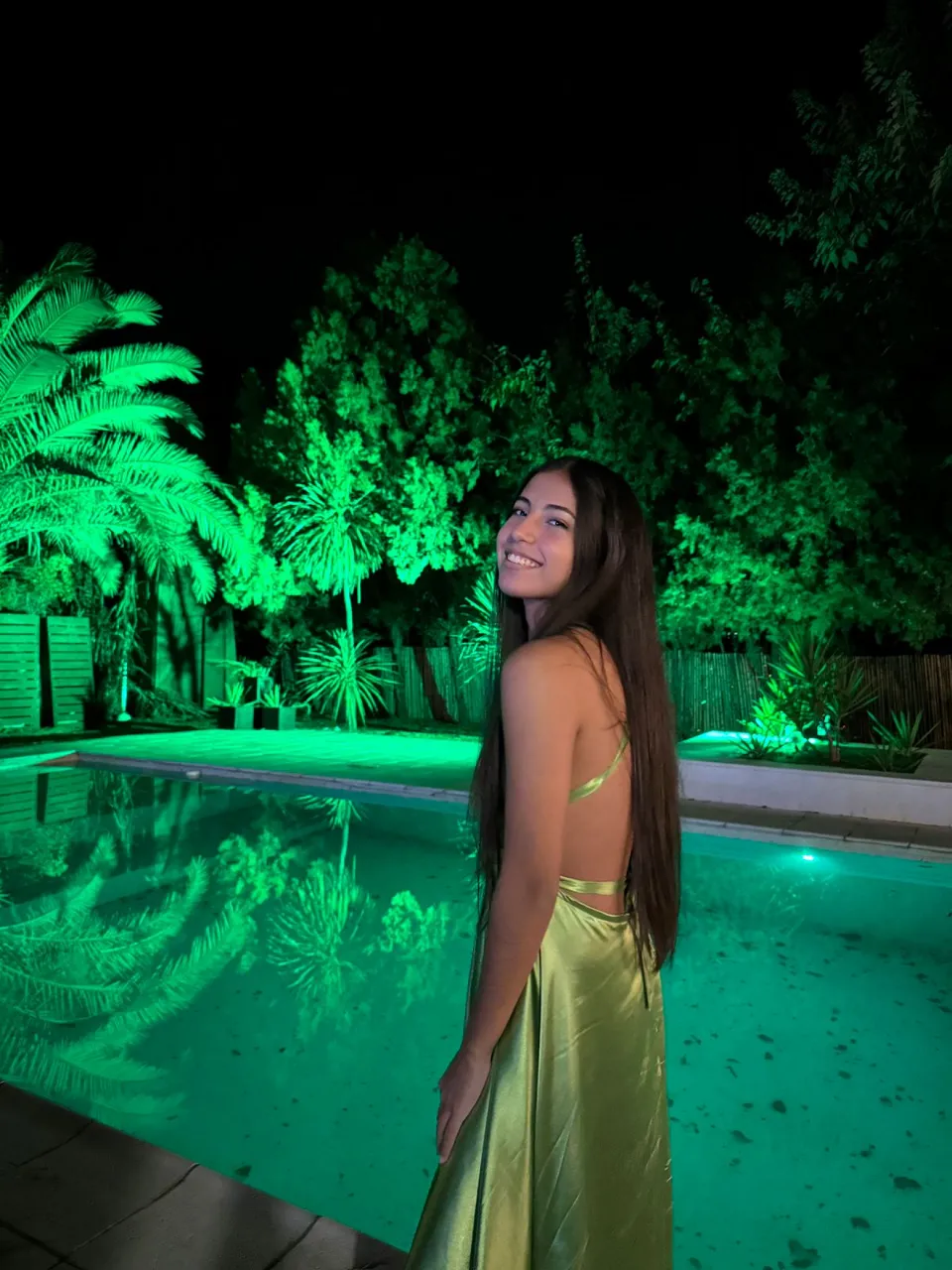 Vestido largo satinado color verde,con escote pronunciado en V y espalda descubierta. Ideal para eventos formales o fiestas. Un solo uso