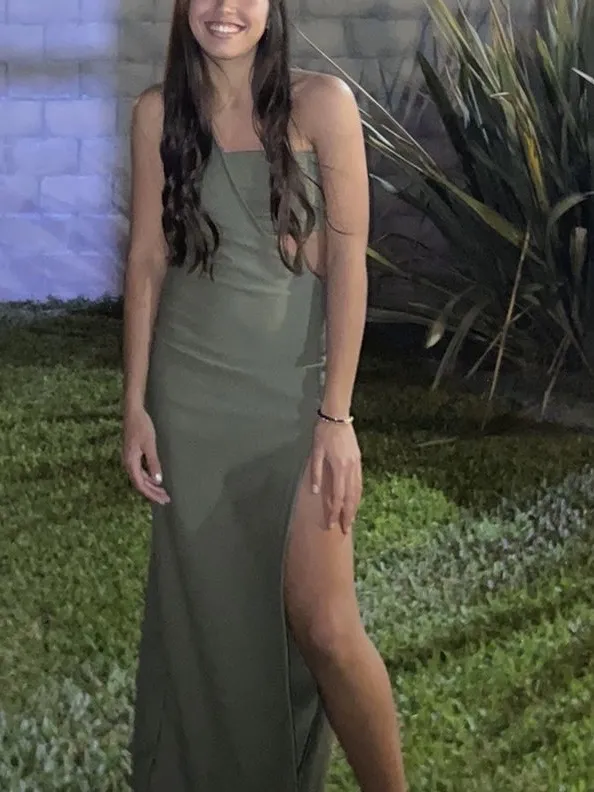 Vestido largo verde con tajo lateral, y asimetrico en el hombre,ideal para eventos o salidas. un solo uso, se crep elastizado