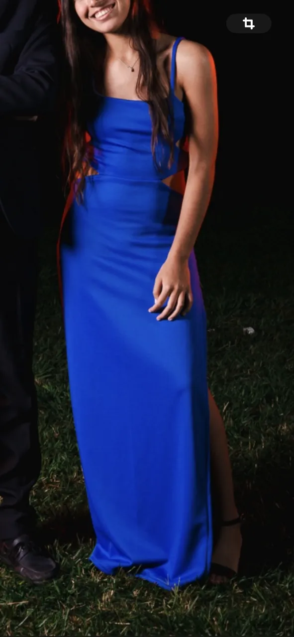 Vestido largo azul vibrante, con escote cuadrado y tajos laterales que le dan un toque moderno y sensual. Ideal para eventos formales o una noche especial. Un solo uso tela crep, un poco elastizado