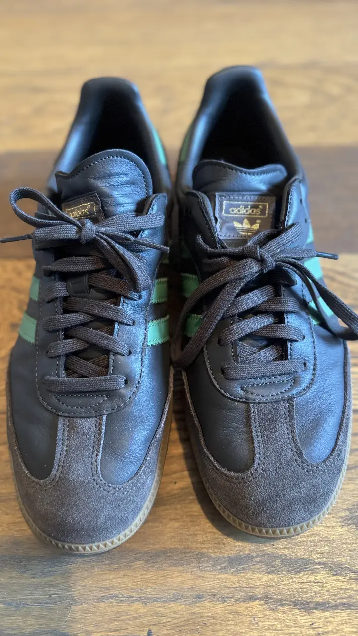 Zapatillas Adidas Samba en color negro con detalles en verde. Diseño clásico y atemporal, ideales para un look casual y urbano. Suela de goma para mayor agarre y comodidad.