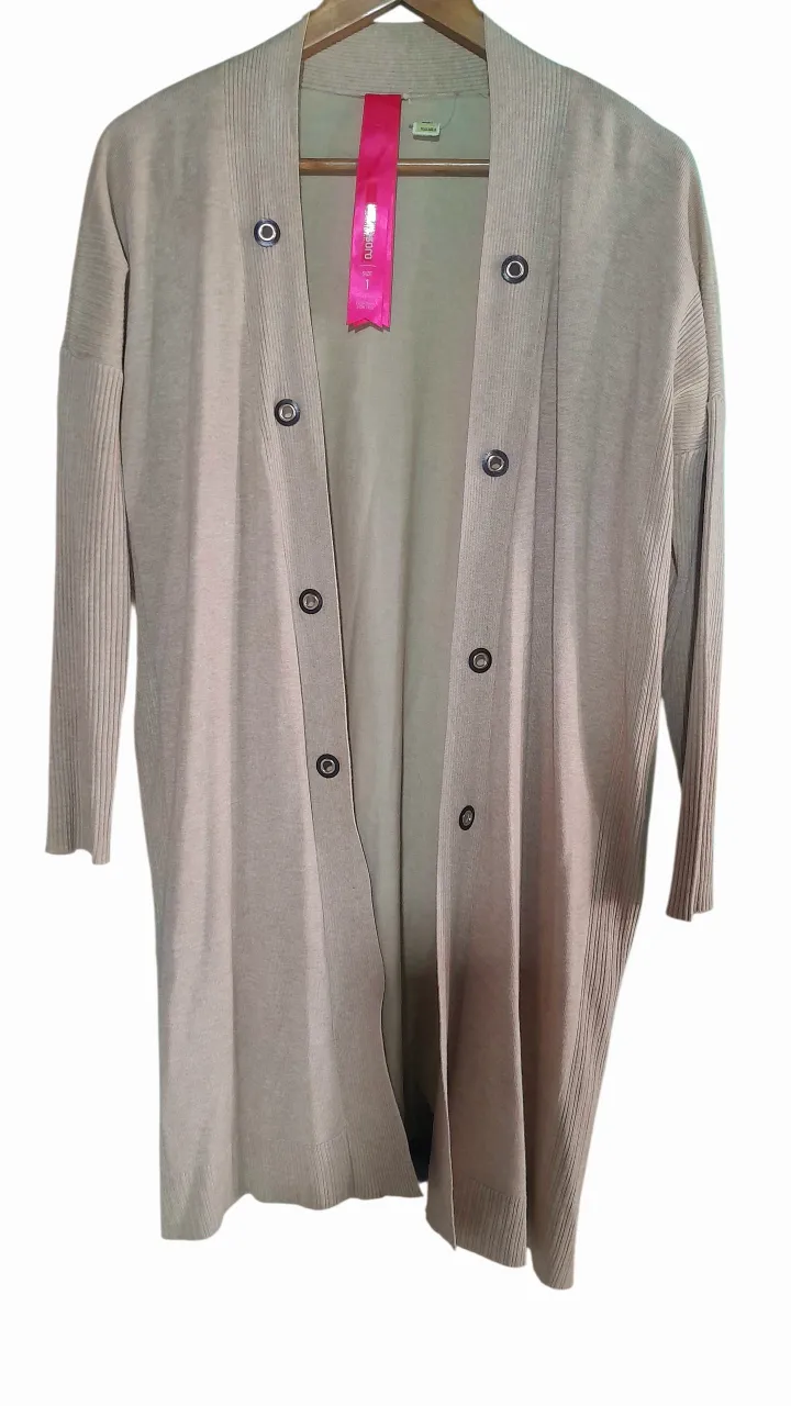 Cardigan largo de punto en color crudo con botones. Ideal para un look casual y cómodo.