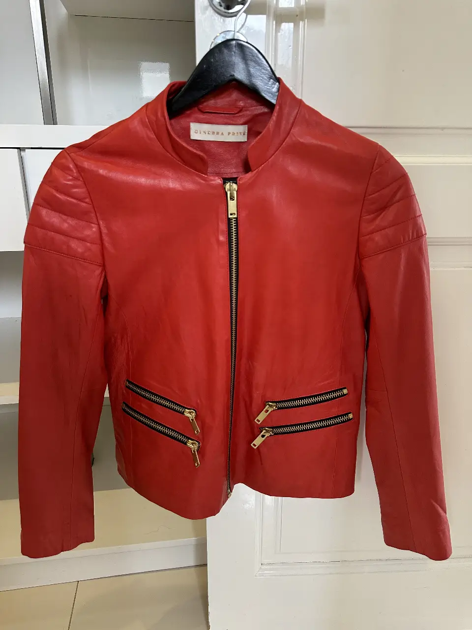 Campera de cuero ovino roja marca Ginebra linea “Privé”, con cierre dorado y bolsillos con cierre dorado. Ideal para un look rocker y elegante.