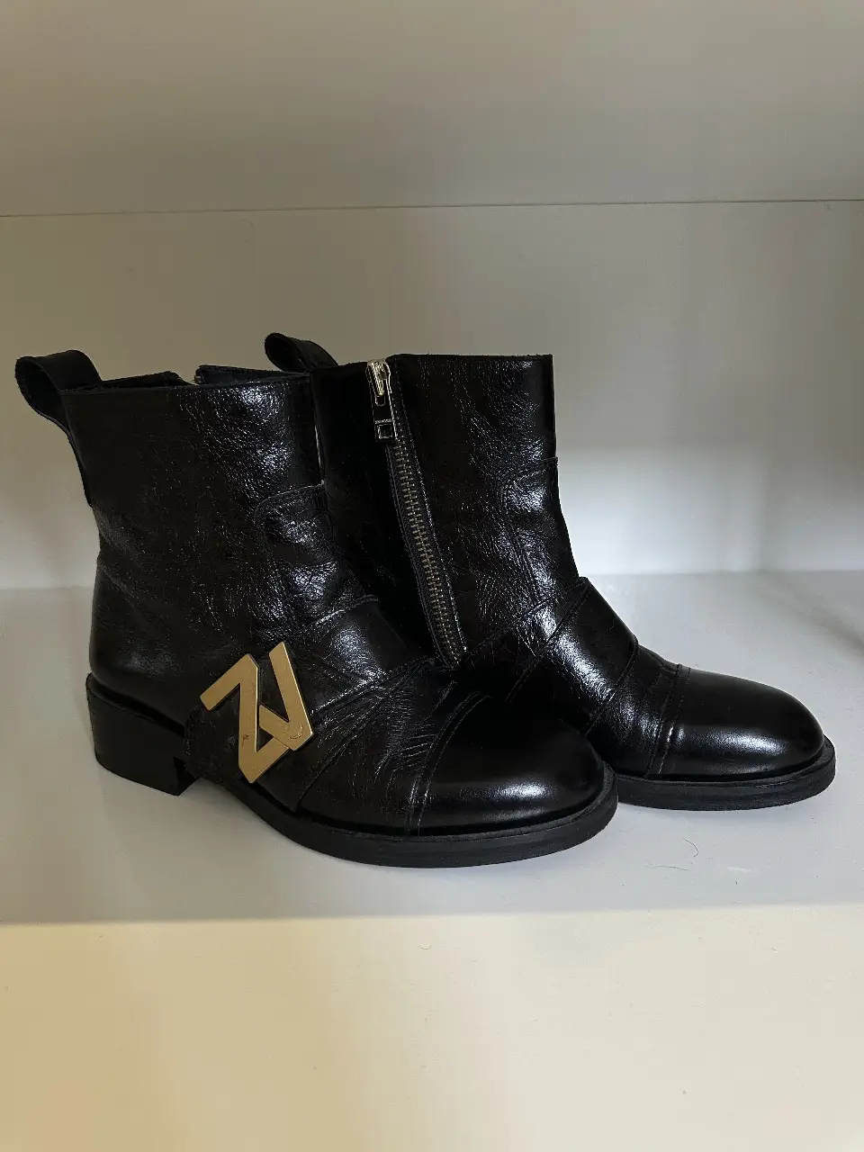 Borcegos/botas de cuero ovino negro con detalle ZV metálico dorado en el lateral. Marca Zadig & Voltaire. 