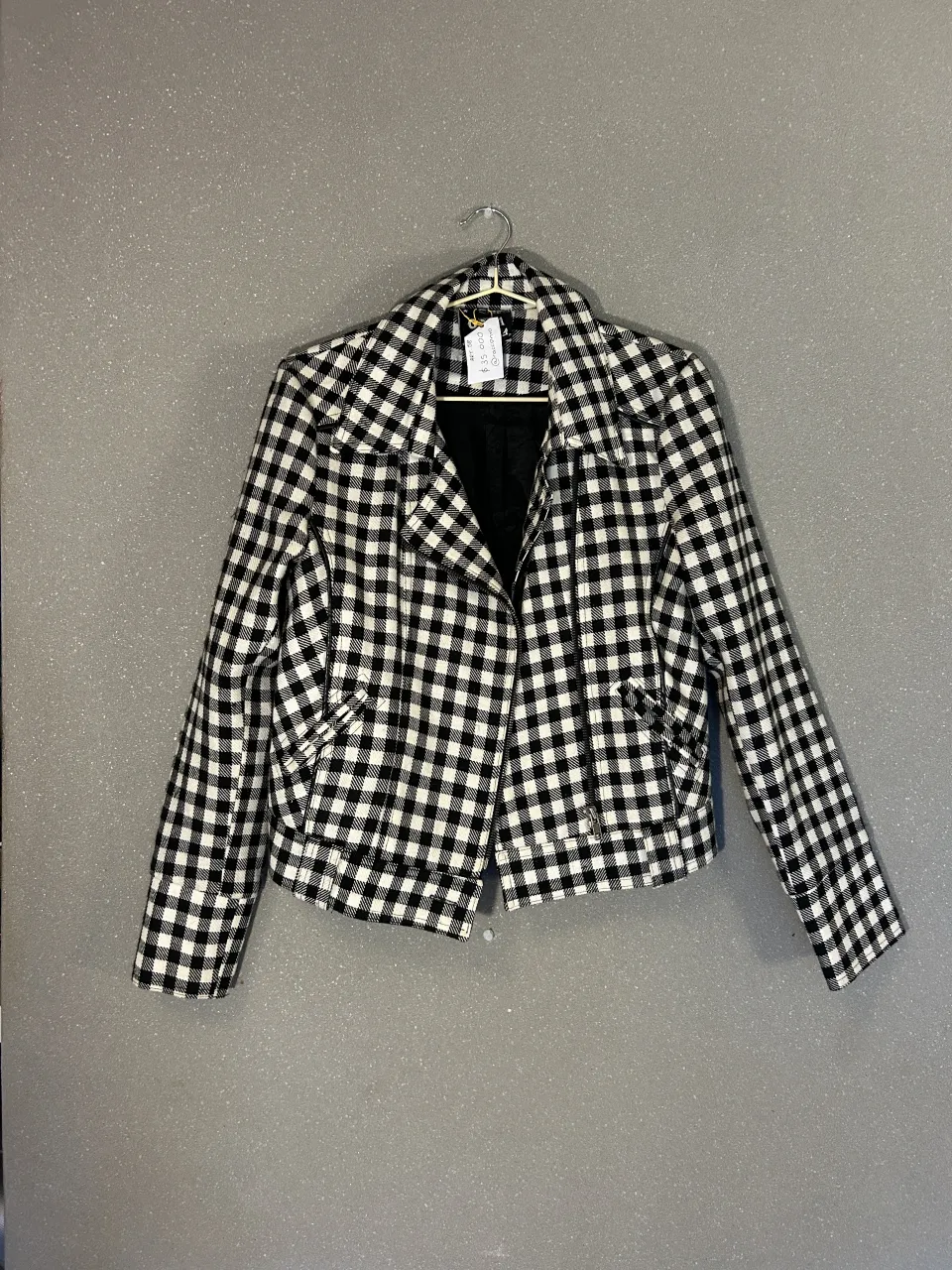 Campera estilo "trucker" con estampa a cuadros "vichy" en blanco y negro. Diseño moderno y versátil, ideal para darle un toque canchero a cualquier outfit. Perfecta para usar abierta o cerrada, con un corte que favorece la figura.