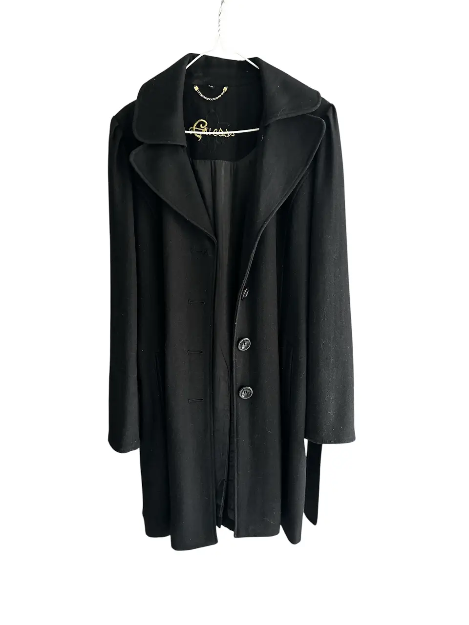Sobretodo negro de paño, con solapas amplias y botones. Ideal para un look elegante y abrigado en invierno. Marca Guess.
