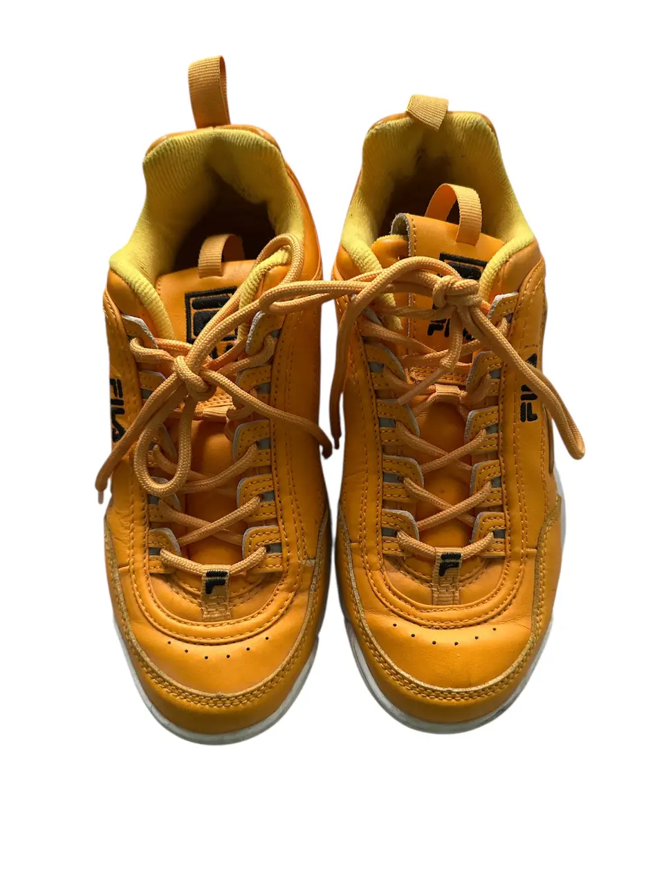 Zapatillas Fila Disruptor Premium naranjas, ideales para un look urbano y cómodo. Con un diseño icónico y suela gruesa, estas zapatillas son perfectas para el día a día.