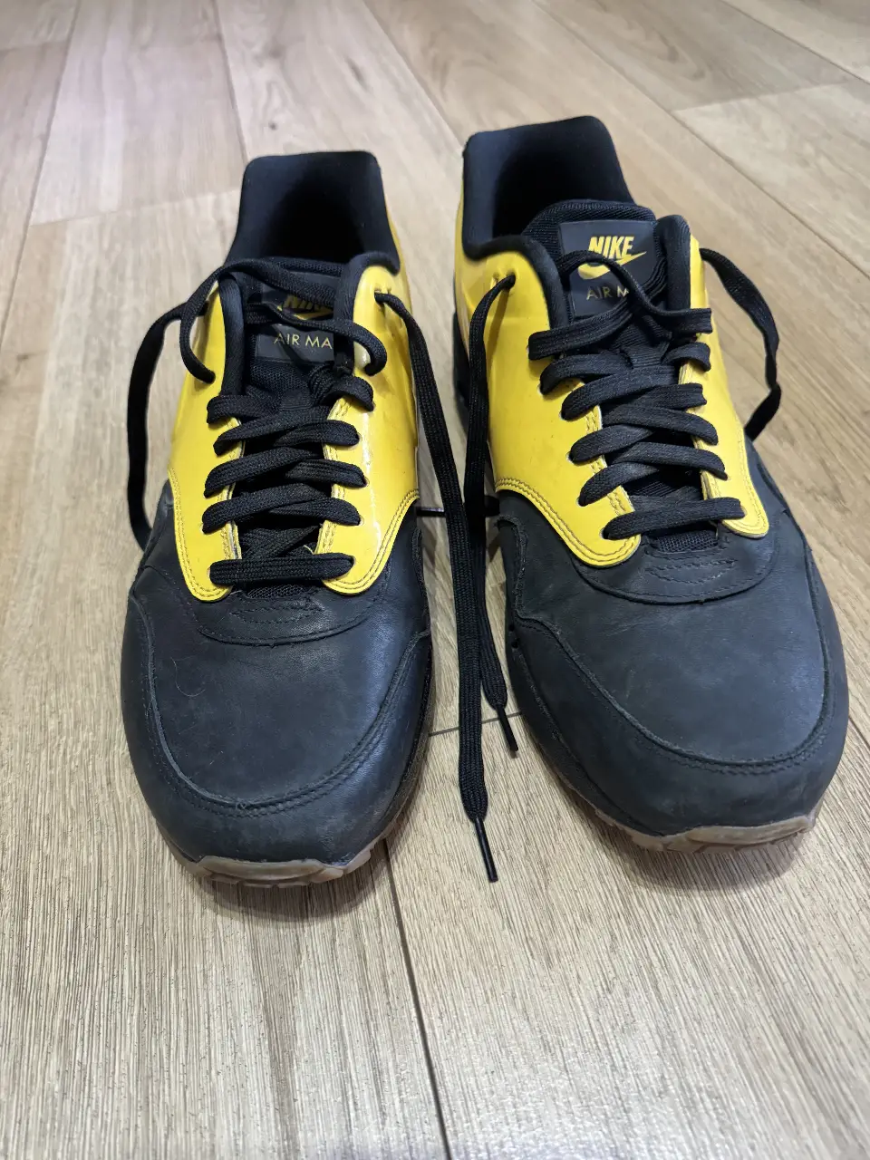 Zapatillas Nike Originales Air Max 1 VT QS Varsity en negro y amarillo, talle 9.5 US. Modelo raro, comprado en EEUU hace mucho. Poco uso, algo de desgaste.