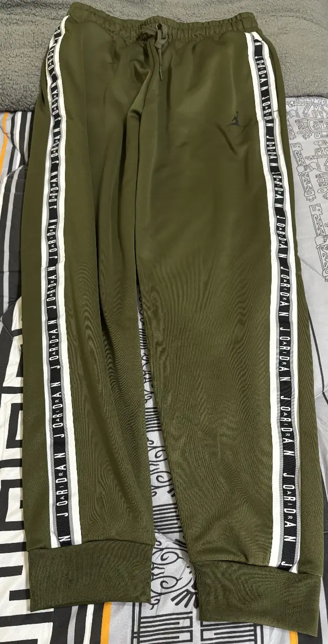 Pantalón deportivo Jordan de hombre, color verde militar con detalles en blanco y negro. Talle L. Ideal para un look casual y cómodo. Original comprado en EEUU.