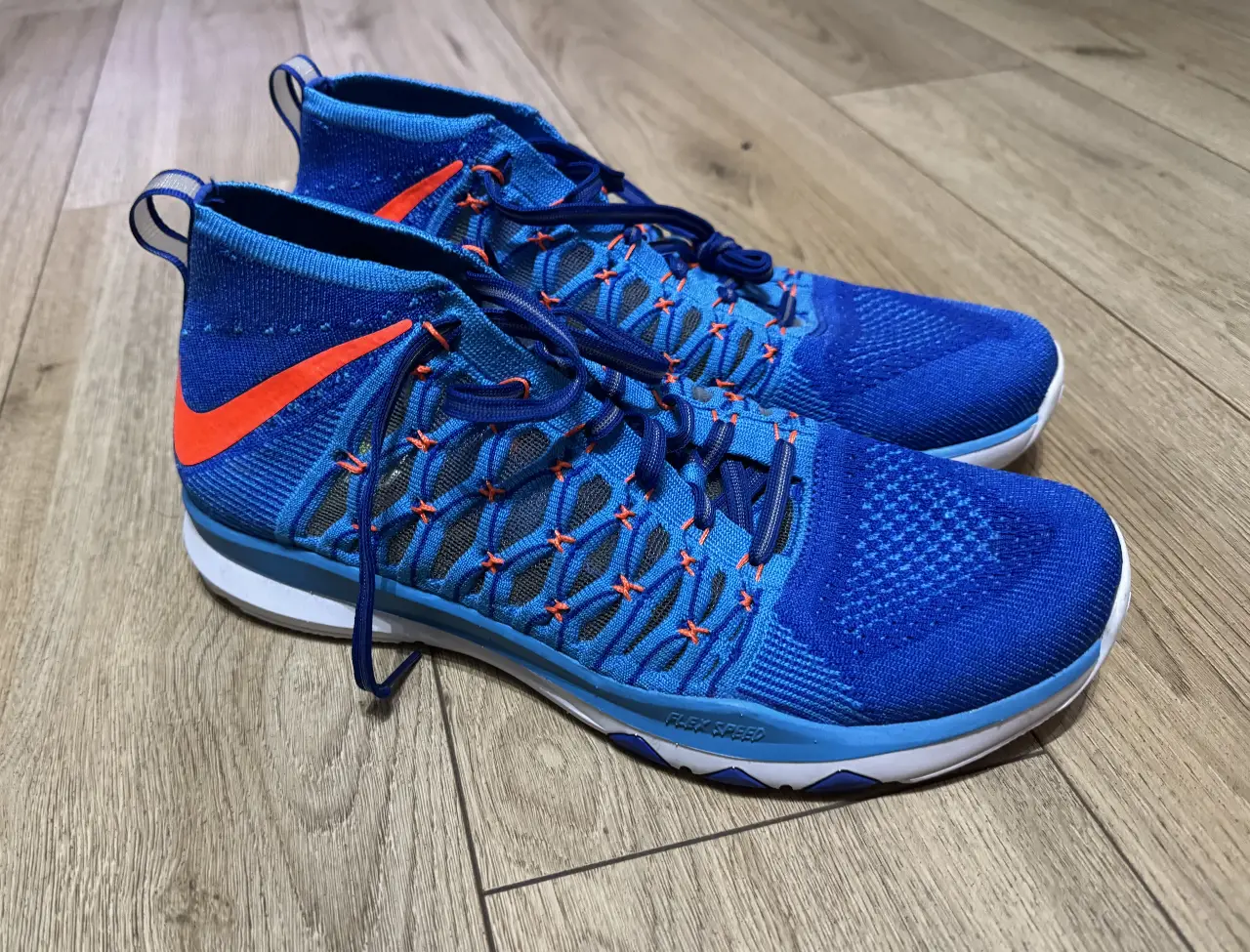 Zapatillas deportivas Nike Free Trainer 3.0 V4 para hombre, color azul con detalles en naranja. Ideales para entrenamiento y running. En muy buen estado. Originales, compradas en EEUU.