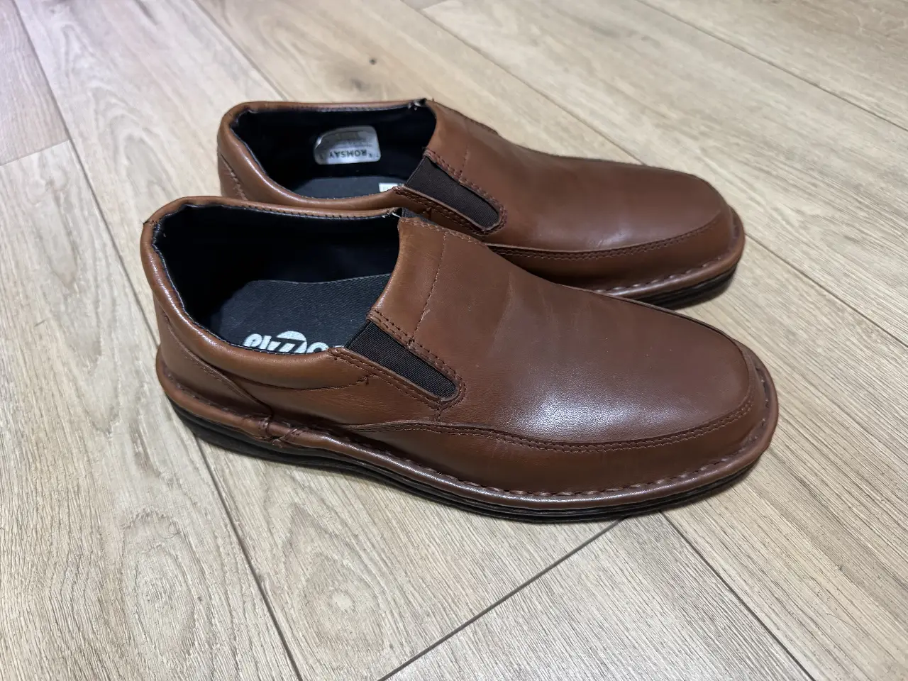 Mocasines de cuero marrón para hombre, ideales para un look casual y cómodo. Perfectos para el día a día.