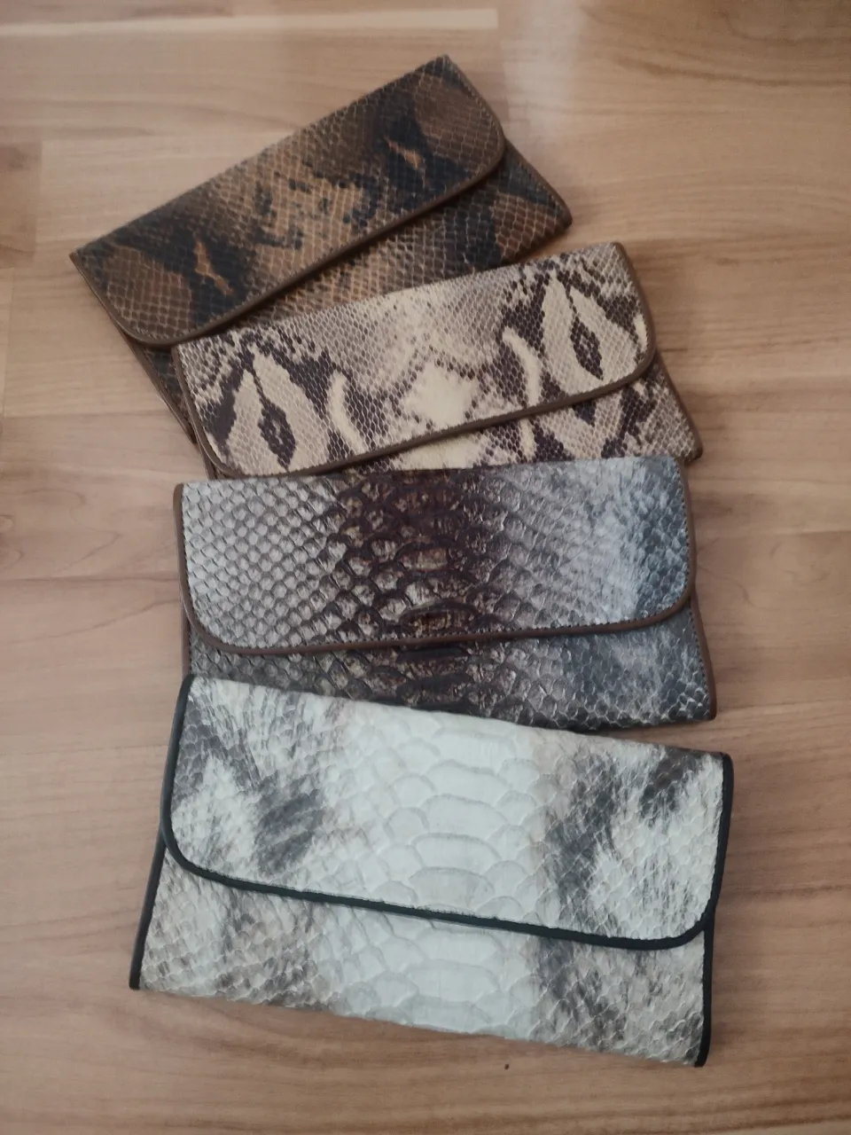  Billeteras de cuero con estampado de serpiente. Disponibles en varios colores y diseños. Ideales para eventos especiales o para darle un toque sofisticado a tu look diario. 