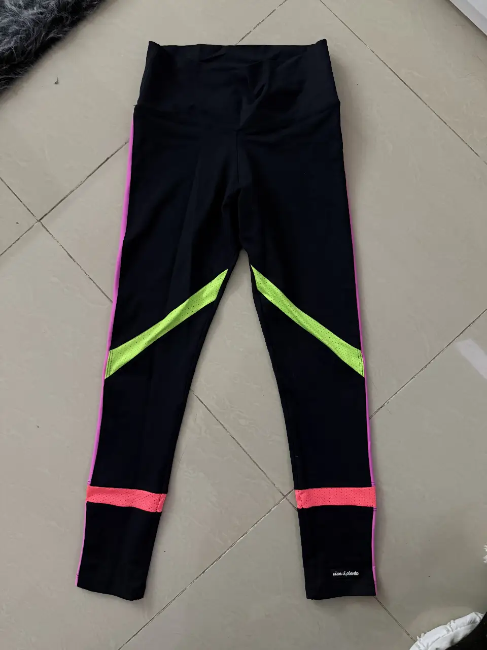Calzas deportivas negras con detalles en rosa y amarillo flúor. Talle M. Ideal para entrenamientos y actividades físicas.