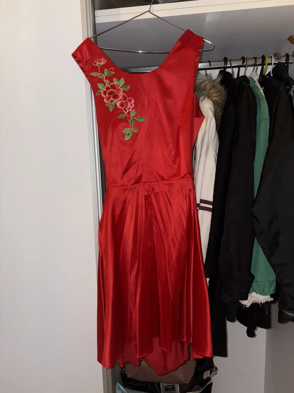 Vestido midi rojo de satén con bordado floral en el hombro. Talle XL, ideal para fiestas o eventos especiales.