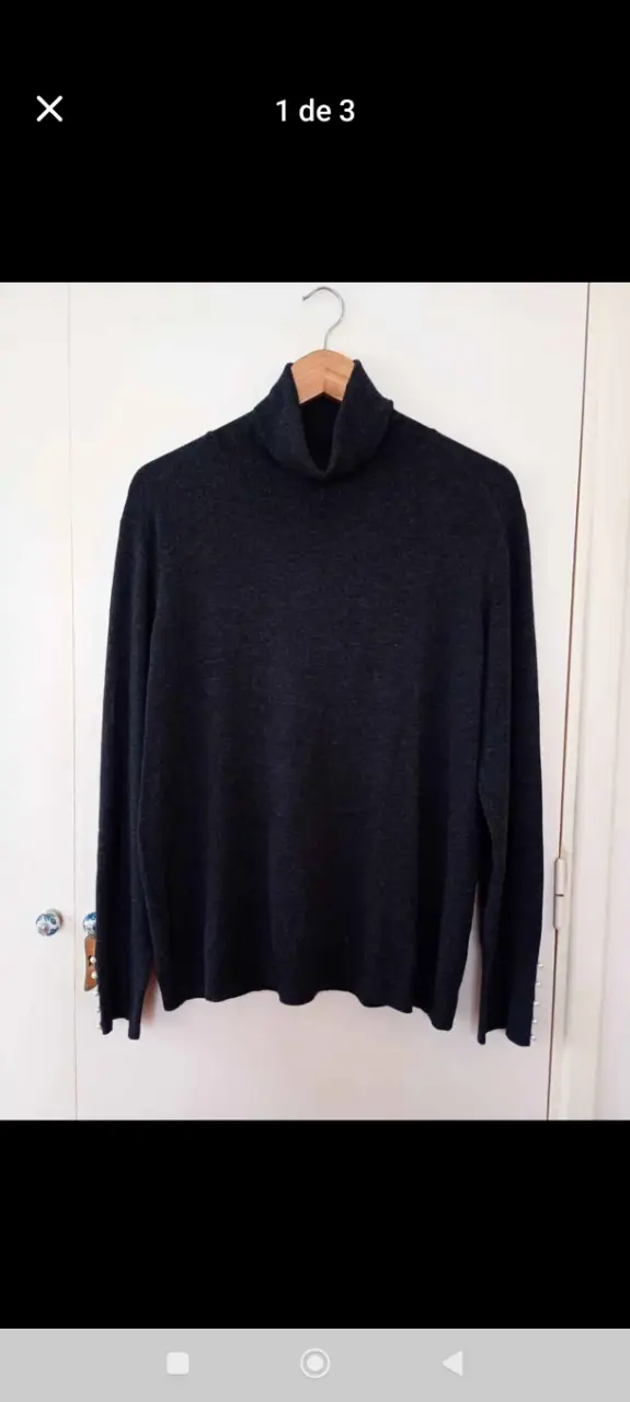 Sweater Zara de cuello alto negro, con detalles de botones perlados en los puños. Ideal para un look elegante y abrigado.