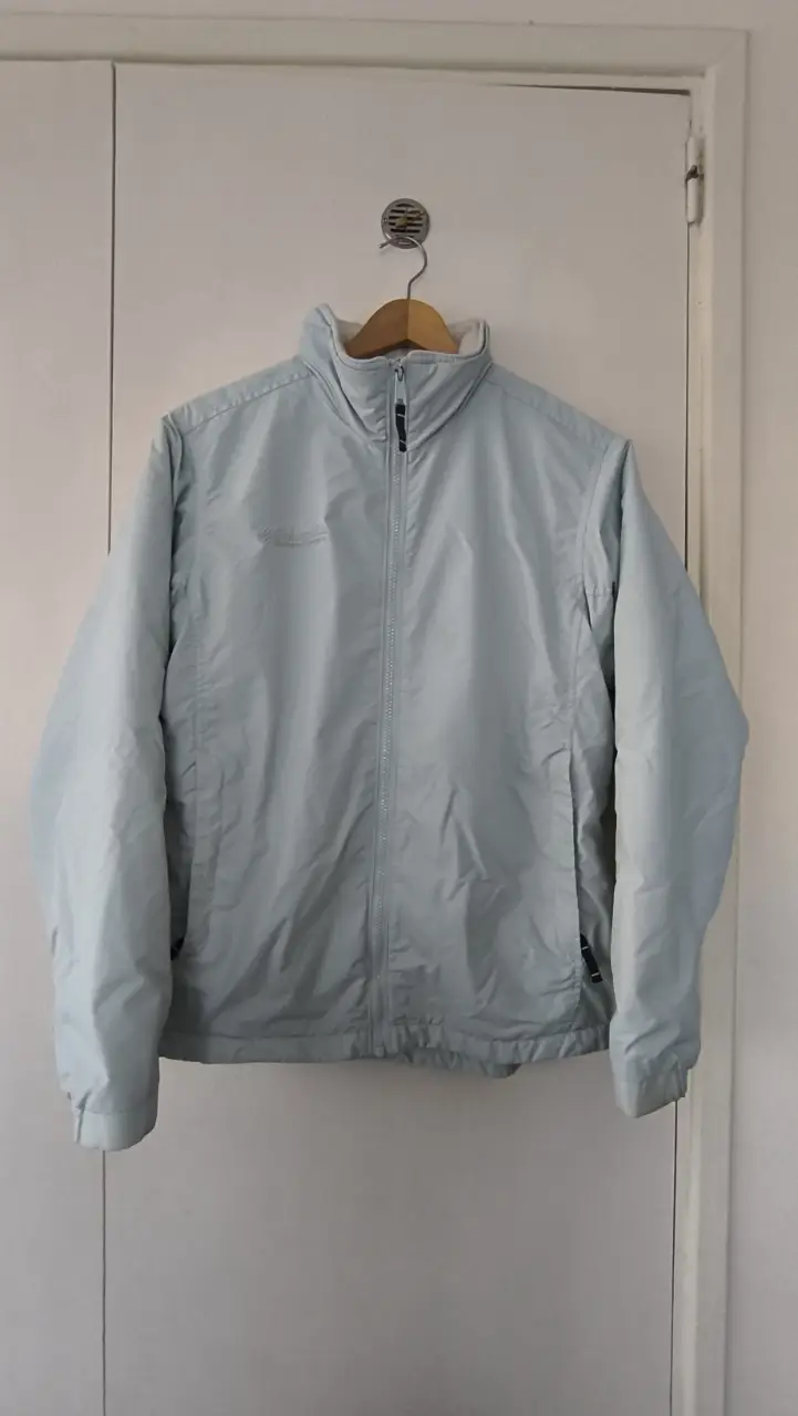 Campera Columbia con polar para mujer, con cierre frontal y cuello alto.