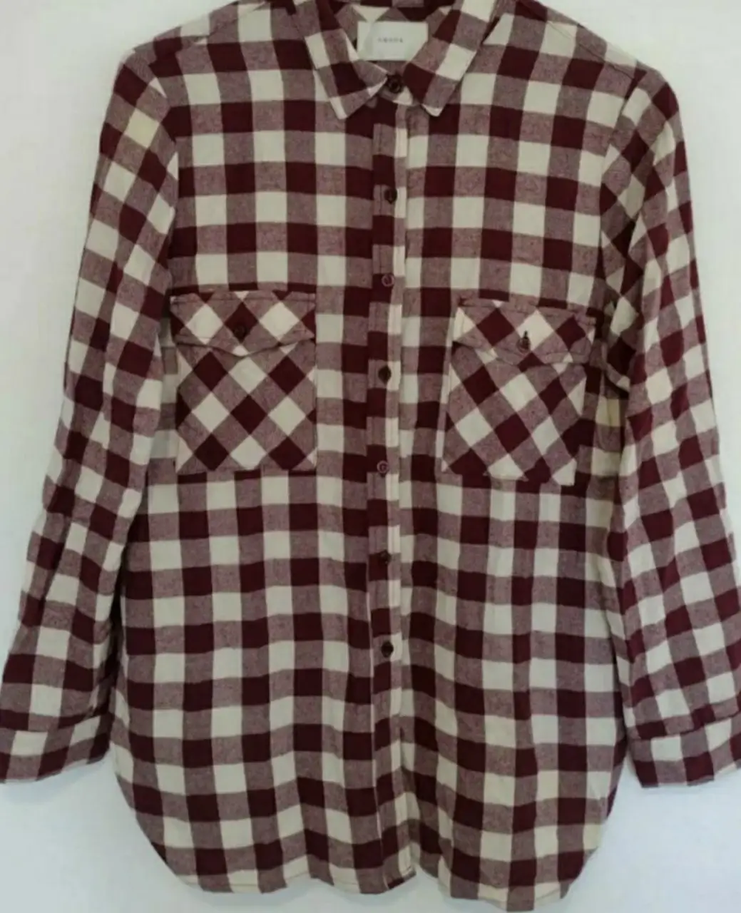 Camisa a cuadros en tonos borgoña y blanco marca Awada, de manga larga y dos bolsillos delanteros. Ideal para un look casual y canchero.